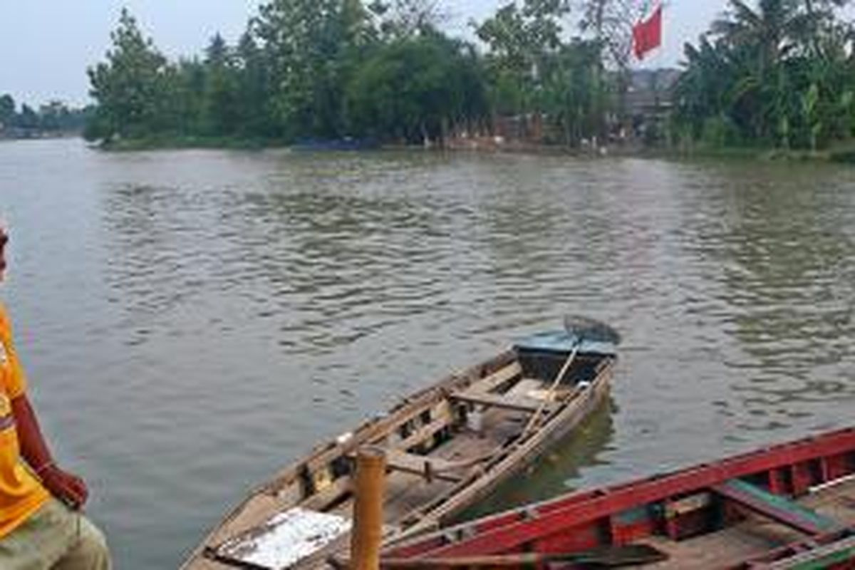 Akong (52), salah satu penjual jasa angkutan umum di Sungai Cisadane. Ia mengantarkan warga sekitar sungai yang ingin menyeberang karena lokasi jembatan terlalu jauh.