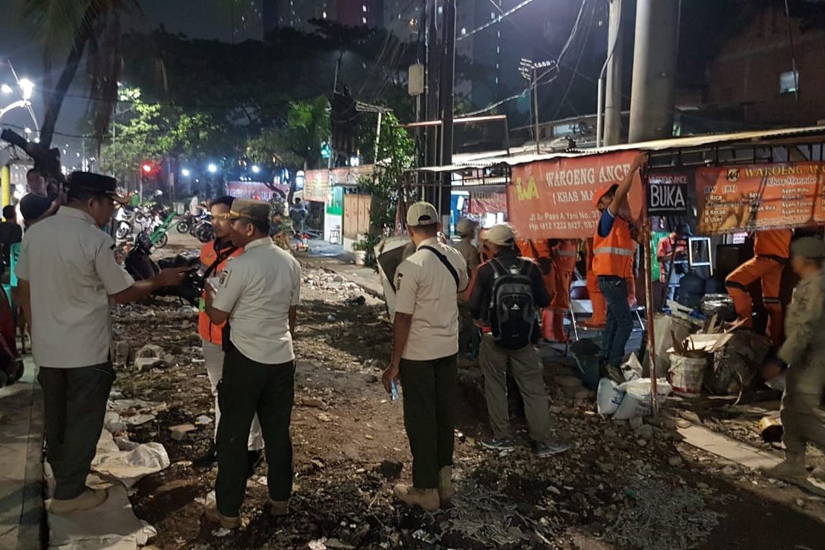 Papan reklame yang dibongkar di kawasan Rawasari, Jakarta Pusat, Kamis (9/1/2020).