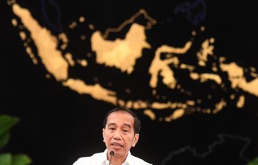 Presiden Joko Widodo menyampaikan keterangan terkait revisi UU KPK di Istana Negara, Jakarta, Jumat (13/9/2019). Presiden menyatakan mendukung sejumlah poin dalam draf revisi UU KPK diantaranya kewenangan menerbitkan SP3, pembentukan Dewan Pengawas KPK dari unsur akademisi atau aktivis anti korupsi yang akan diangkat langsung oleh presiden, ijin penyadapan dari dewan pengawas internal KPK serta status pegawai KPK sebagai aparatur sipil negara. ANTARA FOTO/Akbar Nugroho Gumay/foc.