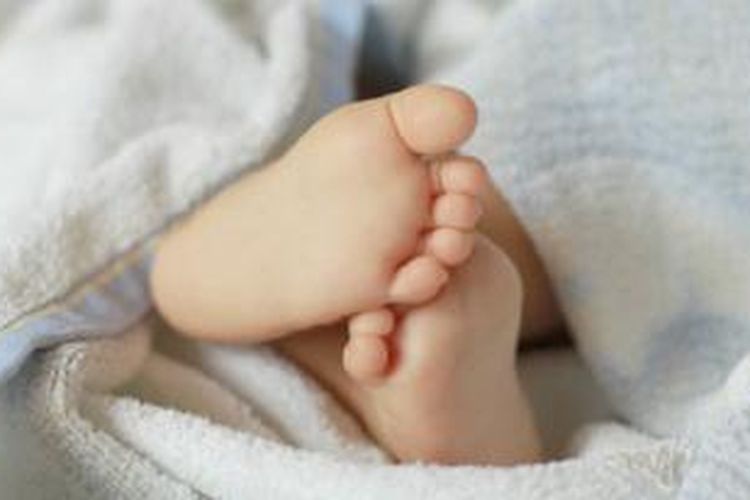 Sepasang kaki bayi di dalam selimut (ilustrasi)