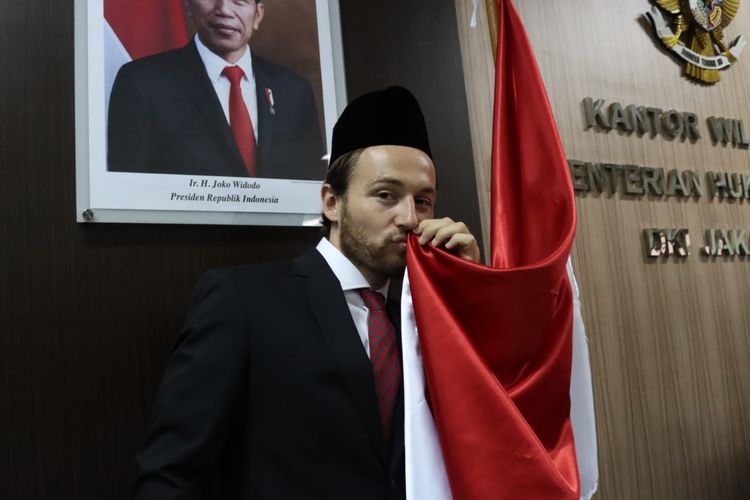 Marc Klok telah mengucap sumpah atau janji setia kepada Negara Kesatuan Republik Indonesia (NKRI) pada Kamis (12/11/2020).