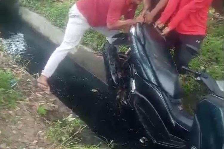 Polisi saat mengangkat sepeda motor pengedar sabu yang terjebur ke parit di Desa Firdaus, Kecamatan Sei Rampah, Kabupaten Serdang Bedagai (Sergai), Sumatera Utara, pada Rabu (23/4/2025). 