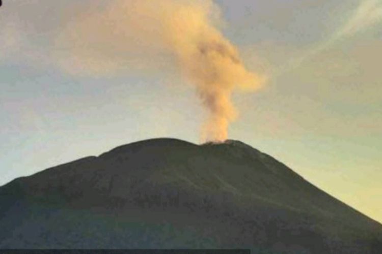 Foto: Gunung api Ile Lewotolok, Kabupaten Lembata, NTT, meletus, Selasa (5/4/2022) siang. 