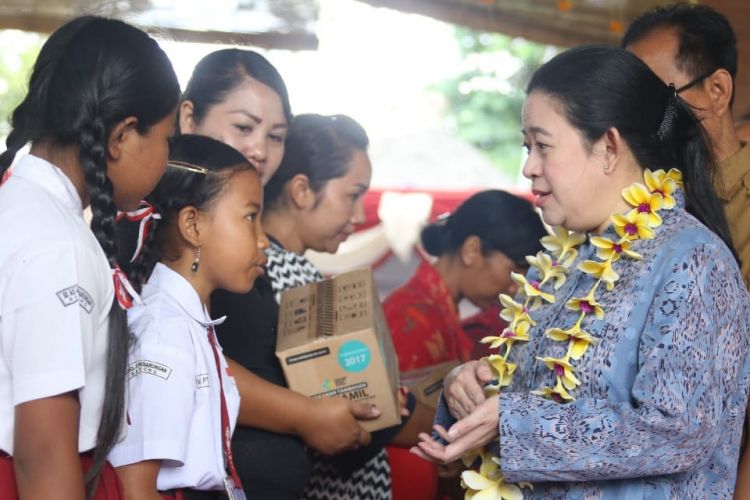 Menteri Koordinator Bidang Pembangunan Manusia dan Kebudayaan (Menko PMK) Puan Maharani saat memberikan bantuan kepada warga Desa Penarungan dalam kunjungan kerjanya ke Kabupaten Badung, Bali, Selasa (6/11/2018)