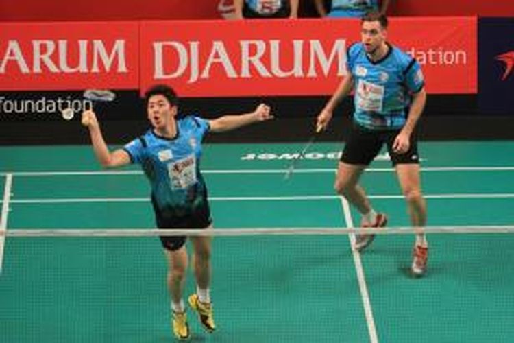 Pemain ganda putra Musica Champion Kudus, Lee Yong-dae (kiri)/Vladimir Ivanov, bertahan saat menghadapi pasangan Surayanaga, Rian Agung Sapotro/Tri Kusumawardhana, pada babak penyisihan Djarum Superliga Badminton 2015 yang berlangsung di Denpasar, Selasa (27/1/2015). Lee/Ivanov menang 21-15, 21-15.