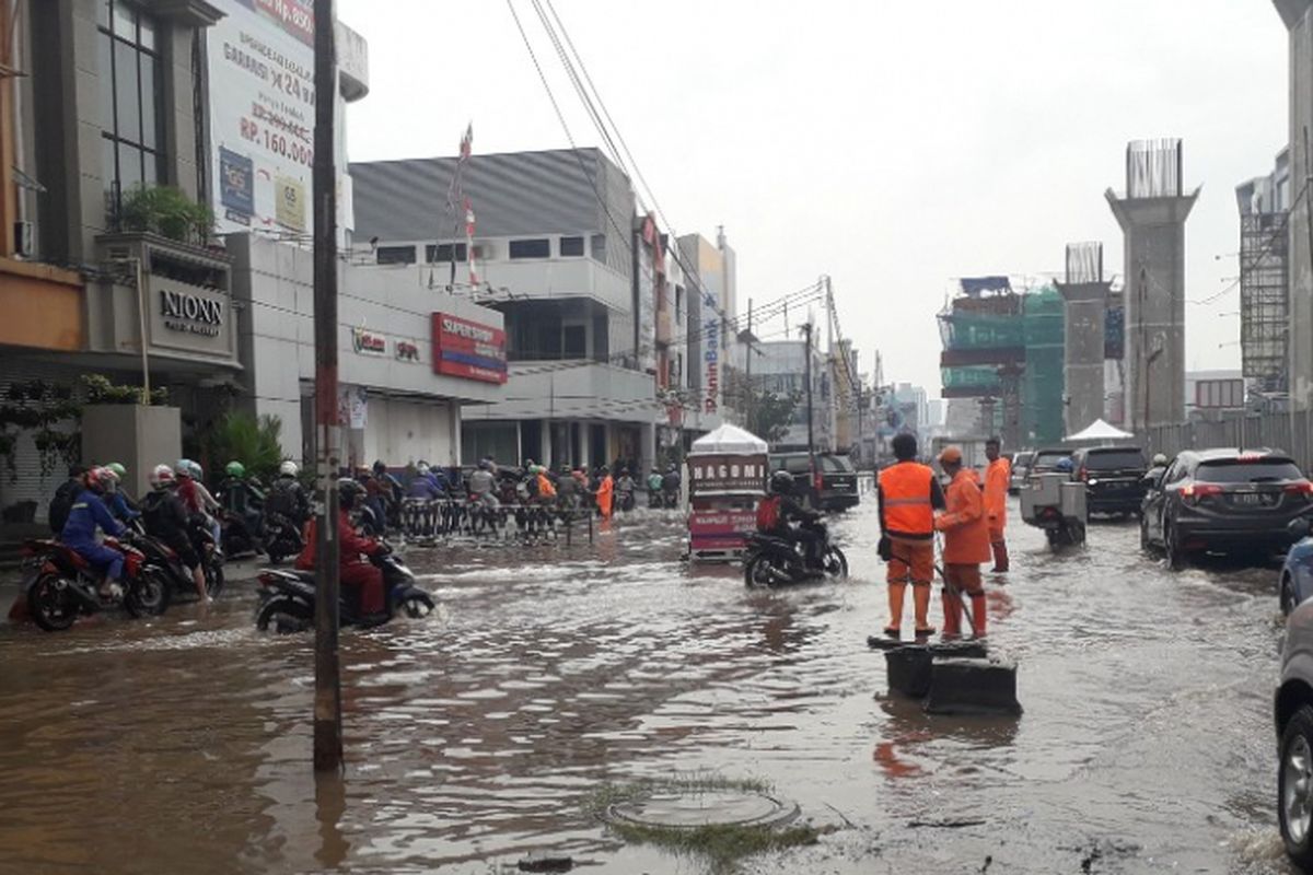 Banjir merendam Jalan Boulevard Barat, Kelapa Gading, Rabu (30/1/2019).