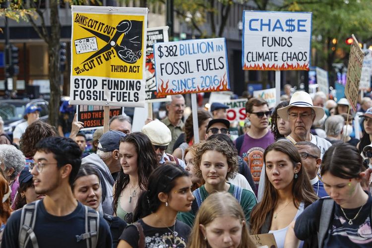 Sejumlah aktivis iklim melakukan pawai dalam Global Climate Strike 2023 di pusat kota Chicago, Illinois, pada Jumat (15/9/2023). Berbagai kelompok di AS menyerukan diakhirinya era bahan bakar fosil dalam Global Climate Strike 2023.