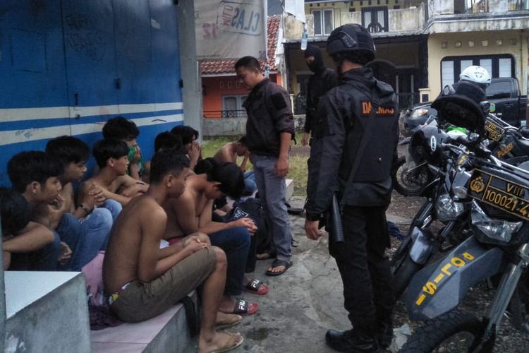 Polisi amankan kawanan geng motor yang merusak motor dan menyerang beberapa warga saat waktu sahur di Kota Tasikmalaya, Minggu (12/5/2019).