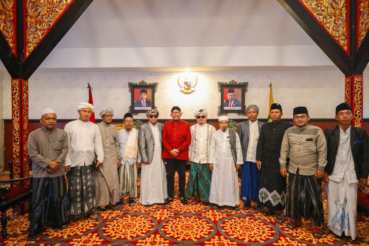 Bupati Sumenep Achmad Fauzi Wongsojudo saat menerima kunjungan puluhan kiai muda atau lora yang tergabung dalam Himpunan Lora Madura (HILMA), Jumat (4/8/2023).