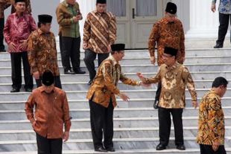 Menteri anggota Kabinet Kerja saling berbincang sebelum mengikuti acara foto bersama presiden dan wakil presiden usai pelantikan kabinet di Istana Merdeka, Jakarta, Senin (27/10/2014).