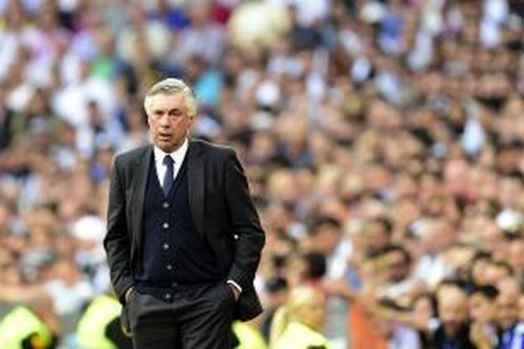 Salah satu ekspresi pelatih Real Madrid Carlo Ancelotti, ketika mendampingi timnya melakoni pertandingan Primera Division La Liga melawan Valencia, di Santiago Bernabeu, Madrid, Sabtu (9/5/2015). Laga itu berakhir 2-2.