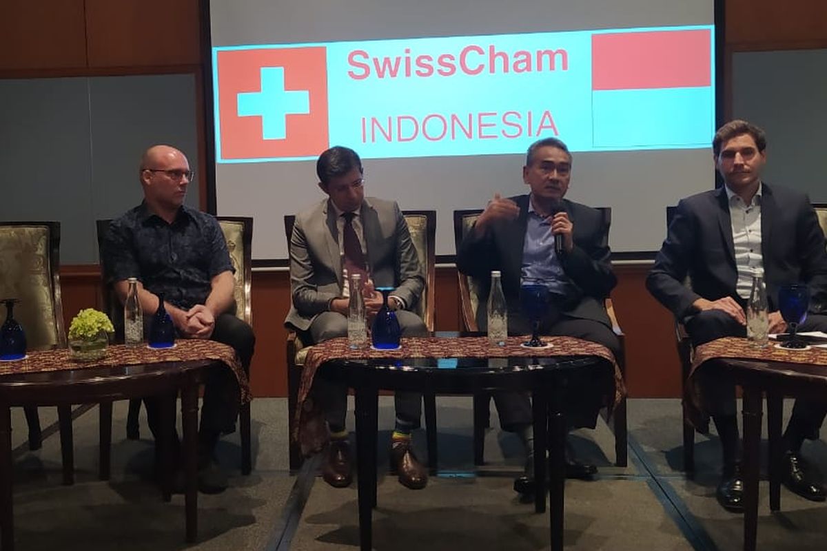 Berfoto dari kiri ke kanan, CEO Koltiva Manfred Borer, Presiden Direktur Syngenta Indonesia Kazim Hasnain, Head of Corporate Sustainable Agriculture Nestlé Indonesia Syahrudi, dan Head of Switzerland Economic Cooperation and Development, Embassy of Switzerland for Indonesia Philipp Orga pada diskusi panel dengan topik Shaping the Future of Indonesia's Agriculture through Collaborations and Technology Innovations SwissCham Indonesia di Jakarta, Rabu (24/5/2023).