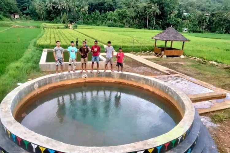 Air panas terapi yang terletak di tengah sawah di Desa Wae Lolol, Kecamatan Sano Nggoang, Kabupaten Manggarai Barat, NTT. 