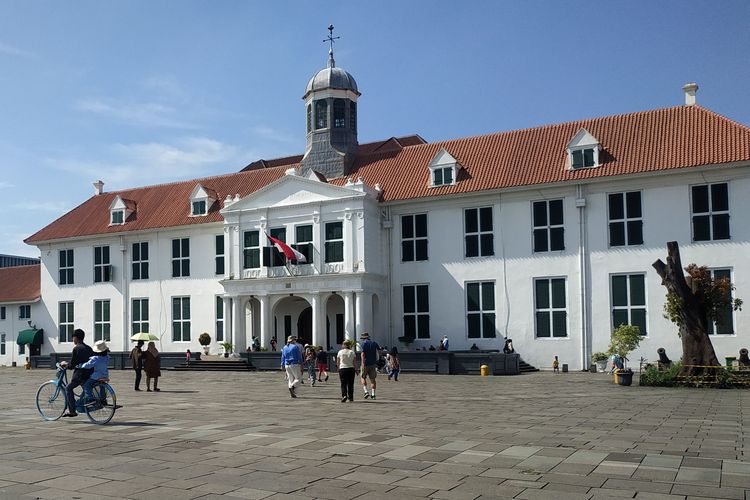 Sejumlah pengunjung mendatangi kawasan Kota Tua, tepatnya Museum Fatahillah, pada hari kedua libur Idul Fitri, Selasa (3/5/2022).