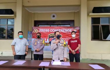 16 Pria, Wanita, dan Anak-anak di Pandeglang Mandi Telanjang ...