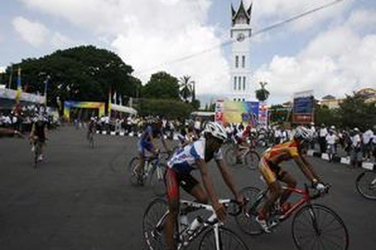 Para pebalap yang tampil di kejuaraan Tour de Singkarak mendekati finis di Menara Jam Gadang, Bukittinggi.