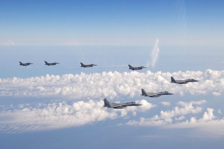 Dalam foto yang disediakan oleh Staf Gabungan Pasukan Bela Diri Jepang ini, tiga pesawat tempur F-15 Pasukan Bela Diri Jepang, depan, dan empat pesawat tempur F-16 Angkatan Bersenjata AS terbang di atas Laut Jepang pada hari Rabu (5/5/2022). Pada Minggu (19/2/2023), Amerika Serikat dan Korea Selatan mengadakan latihan udara bersama yang melibatkan pesawat pengebom strategis A setelah Korea Utara meluncurkan rudal balistik antarbenua.