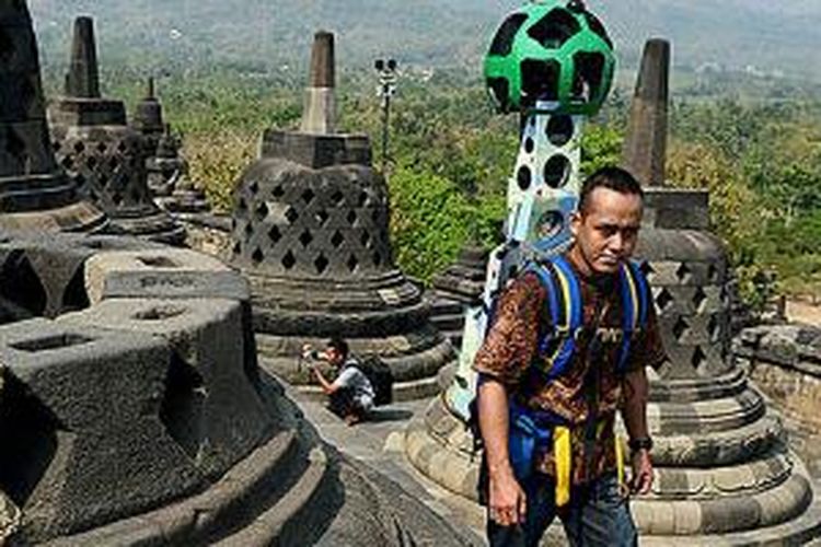 Eko Pramono, karyawan Google Street View, menggendong alat Street View Trekker yang digunakan untuk mengambil imaji panorama dengan sudut 360 derajat di Candi Borobudur, Jawa Tengah, Minggu (27/9/2015). Alat berupa kamera dengan 15 lensa itu memungkinkan pengambilan gambar 360 derajat di jalur yang dilewati pengguna alat itu.