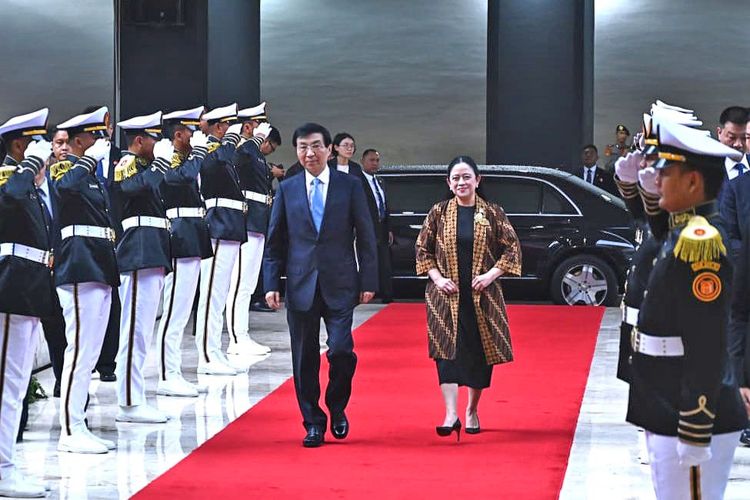 Ketua DPR RI Puan Maharani menyambut langsung Wang Huning beserta delegasi yang tiba di Gedung Nusantara, Kompleks Parlemen, Senayan, Jakarta, pukul 16.23 WIB, Rabu (3/12/2025).