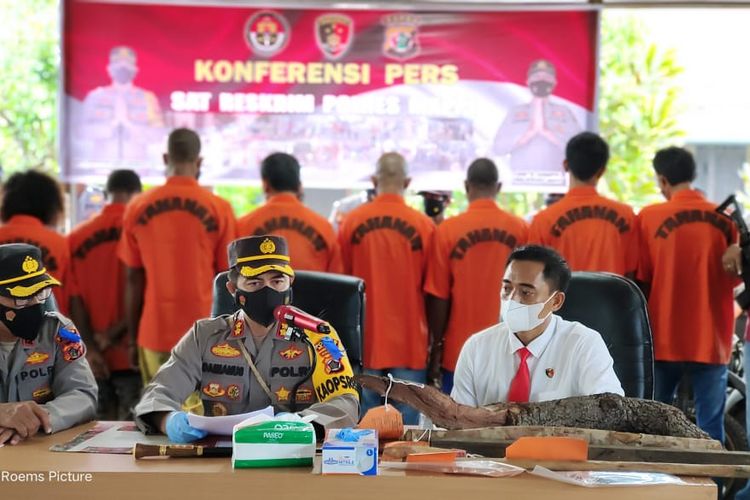 Kapolres Mappi AKBP Damianus Dedy Susanro didampingi Wakapolres Kompol Suwarno dan Kasat Reskrim Iptu Andi Suhidin saat menggelar konfrensi pers, Selasa (1/3/2022).