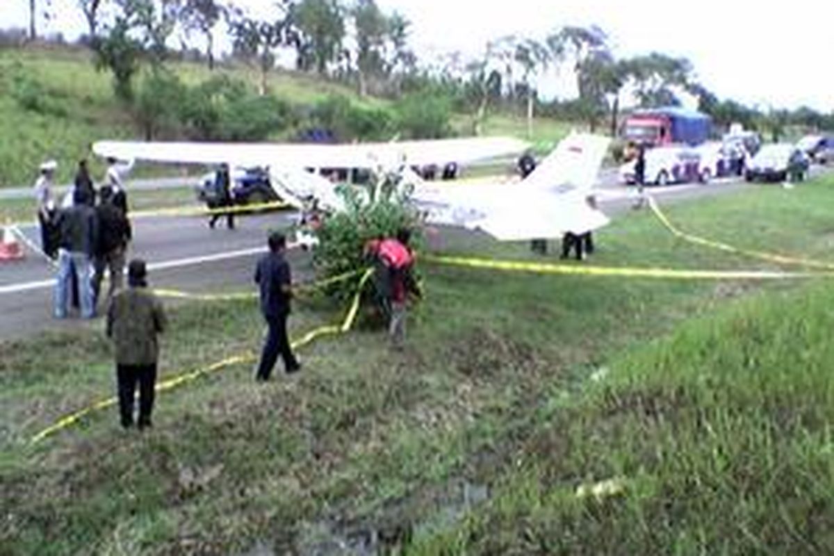 Pesawat Cessna-172 diubah haluannya agar tidak mengganggu kendaraan yang melintas di Jalan Tol Jakarta-Cikampek kilometer 71+400, Rabu (29/10). Pesawat latih milik Alfa Flying School tersebut mendarat darurat karena diduga mengalami lost power.