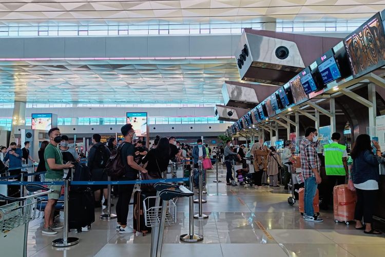 Menjelang dua hari perayaan Natal 2022, Terminal 3 Bandara Soekarno-Hatta sudah mulai terlihat ramai dipadati penumpang. Terlihat antrian di area check in penumpang dan barang bawaan di Terminal 3 Bandara Soekarno-Hatta, Jumat (23/12/2022).