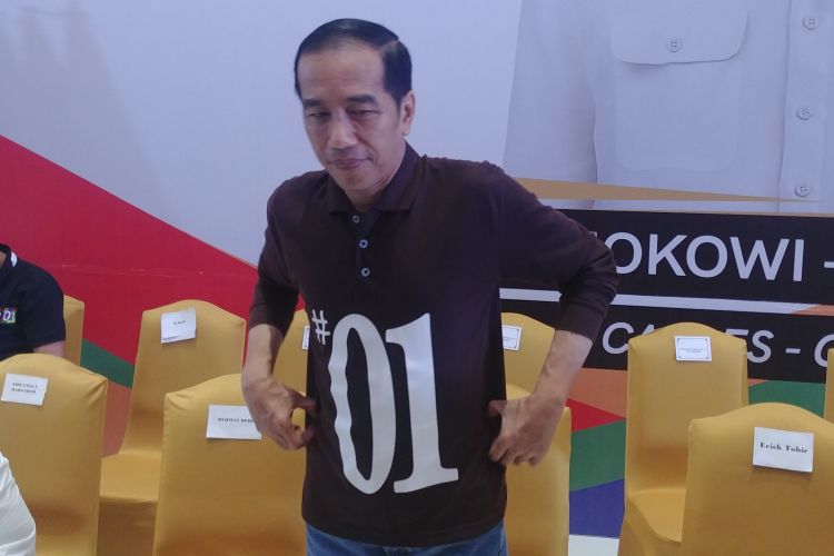Calon presiden nomor urut 01 Joko Widodo melantik jajaran pengurus Tim Kampanye Daerah (TKD) Jokowi-Maruf Sumsel, di The Sultan Conventional Center, Palembang, Minggu (25/11/2018). 