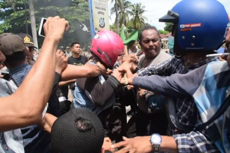 Bentrokan tak terhindarkan antara gabungan mahasiswa dan warga Kanakea, Kota Baubau, Sulawesi Tenggara dengan aparat kepolisian saat berunjuk rasa di depan Mapolres Baubau, Jumat (28/2/2020) siang.