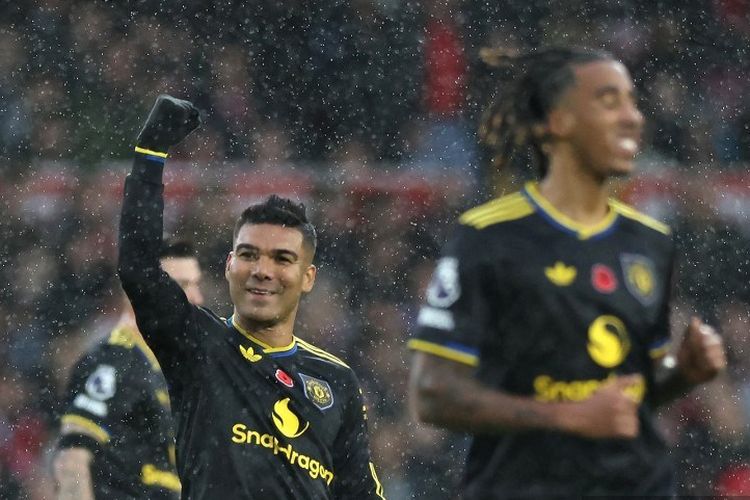 Casemiro merayakan gol pembuka dalam pertandingan sepak bola Liga Inggris antara Nottingham Forest vs Manchester United di The City Ground di Nottingham, Inggris tengah, pada 1 November 2025. (Foto oleh Darren Staples / AFP)