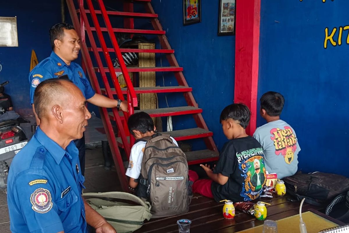 Petugas Pos Damkar Mojoagung, Kabupaten Jombang, Jawa Timur, berbincang dan berusaha menenangkan 3 santri yang berencana kabur dari pesantren akibat sering dirundung para seniornya, Selasa (22/7/2025).