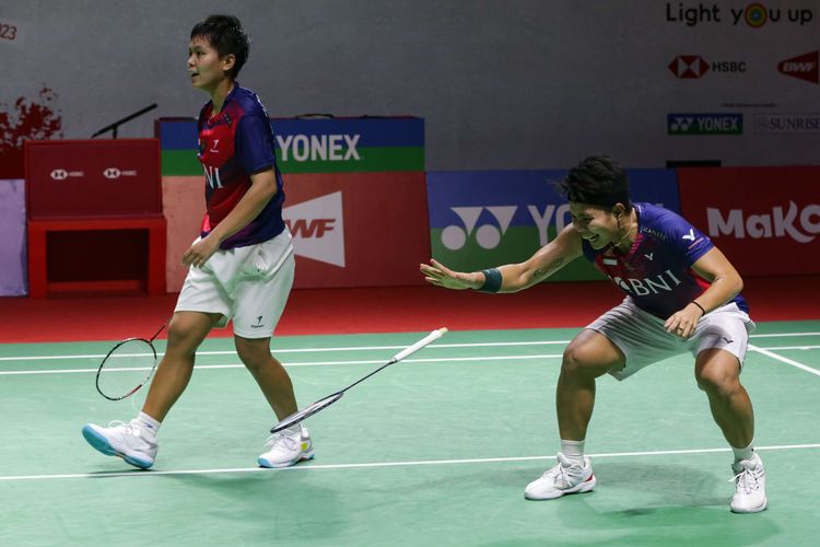 Ganda putri Indonesia, Apriyani Rahayu/Siti Fadia Silva Ramadhanti bertanding melawan ganda putri Thailand, Jongkolphan Kititharakul/Rawinda Prajongjai pada pertandingan perempat final Indonesia Masters 2023 di Istora Senayan, Jakarta, Jumat (27/1/2023). Apriyani/Fadia gagal melaju ke semifinal Indonesia Masters 2023 setelah kalah dengan skor 21-16, 17-21, 18-21.