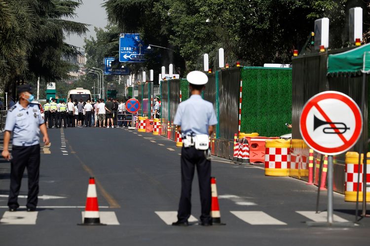 Polisi berjaga di sekitar konsulat Amerika Serikat (AS) di Chengdu, Provinsi Sichuan, China, pada Senin (27/7/2020). Hari itu merupakan tenggat waktu pengosongan gedung, usai Beijing memerintahkan penutupan konsulat AS di Chengdu sebagai balasan ditutupnya konsulat China di Houston oleh AS.