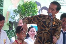 Guyonan Jokowi dengan Warga Saat Bagi-bagi Kartu Sakti