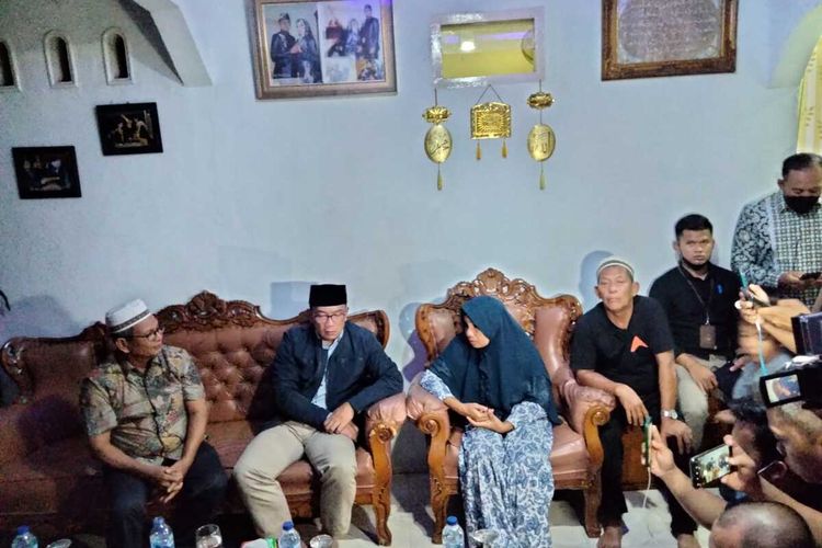 Ridwan Kamil kunjungi keluarga korban hanyut di Sungai Bangek, Minggu (7/8/2022) malam.