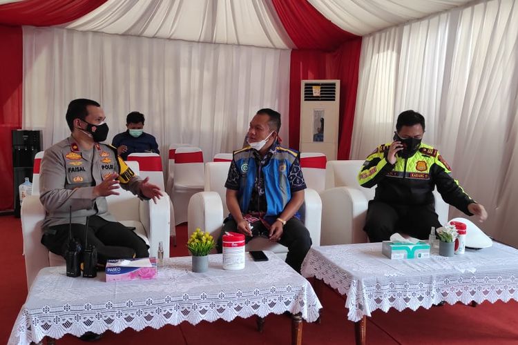 Bambang Hermanto Komisi V DPR RI (tengah) saat berbincang di pos penyekatan larangan mudik dengan petugas kepolisian. Hari pertama larangan mudik ini terjadi penumpukan kendaraan di beberapa titik dan kurangnya jumlah personil kepolisian yang bertugas di titik penyekatan. 