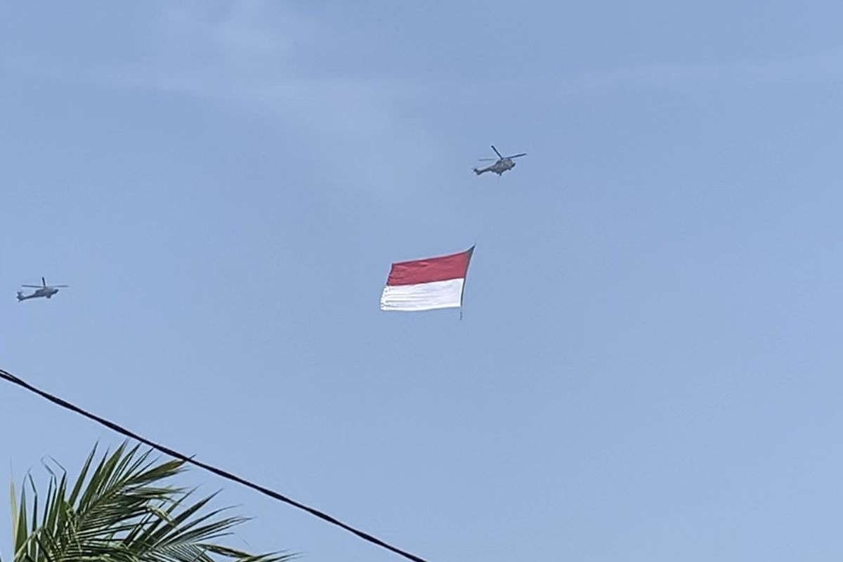 Bendera merah putih berkibar di langit Jakarta di hari Kemerdekaan Indonesia ke-78, Kamis (17/8/2023). Bendera terlihat dari Jalan Inspeksi Tarum Barat, Kelurahan Cipinang Melayu, Kecamatan Makasar, Jakarta Timur.