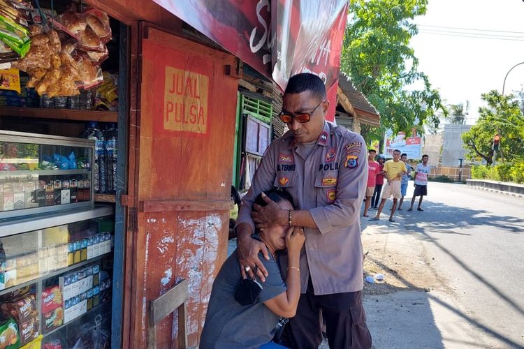 Mariana Ludji ditenangkan salah satu petugas saat reka adegan kasus pembunuhan suaminya, Buche Timo, di Kupang, Nusa Tenggara Timur.