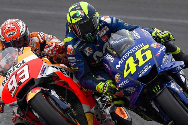 Valentino Rossi (#46) bersenggolan dengan Marc Marquez (#93) di putaran ke-20 MotoGP Argentina 2018.
