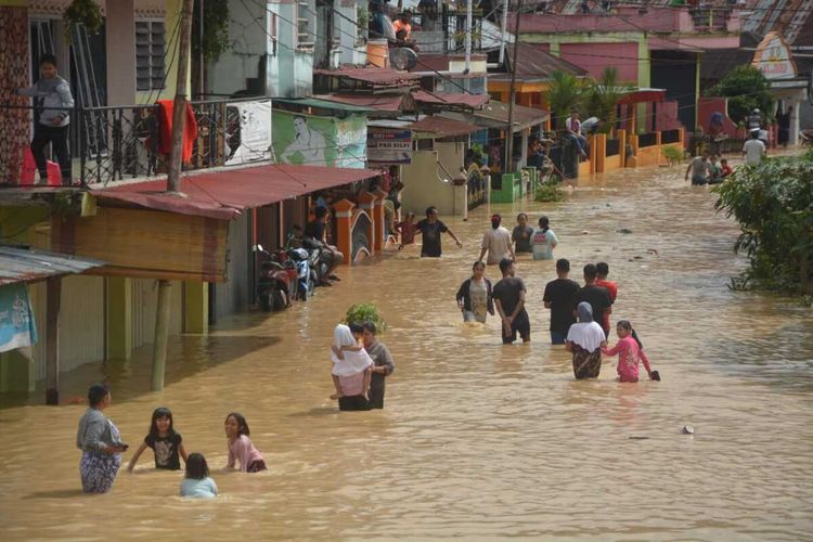 Banjir kembali melanda Solok Selatan, Jumat (13/12/2019). Tercatat 750 rumah terendam banjir dan 469 warga mengungsi