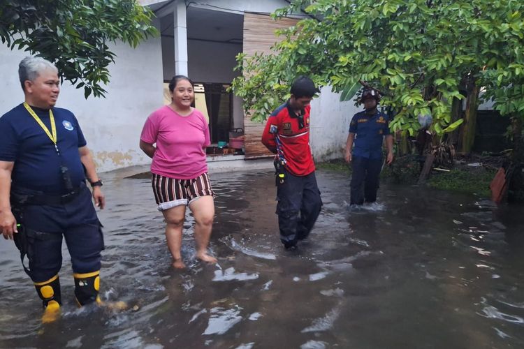 Curah hujan dengan intensitas tinggi pada Senin (5/2/2024) siang menyebabkan dua rumah di Jalan Kolonel Sutomo 2, RT 07/RW 06, Kebon Pala, Makasar, Jakarta Timur, terendam genangan air. 