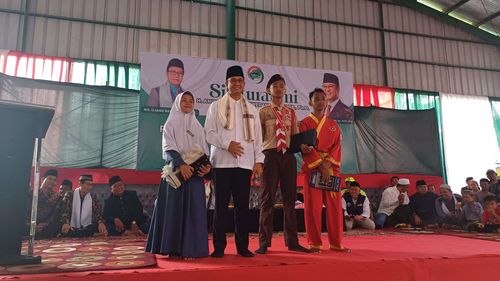 Kampanye di Karawang, Anies Bagi-bagi Peci dan Sarung untuk Santri