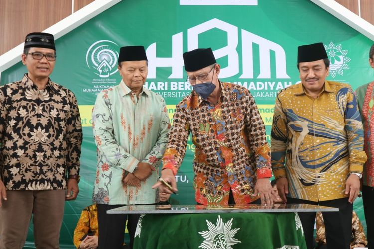 Ketua Umum Pimpinan Pusat Muhammadiyah Prof. Dr. KH. Haedar Nashir hadir pada Hari Bermuhammadiyah III sekaligus dalam rangka meresmikan Masjid KH. M. Yunus Anis di Gedung Cendekia Center Universitas Muhammadiyah Jakarta (UMJ) pada Sabtu, 15 Oktober 2022.