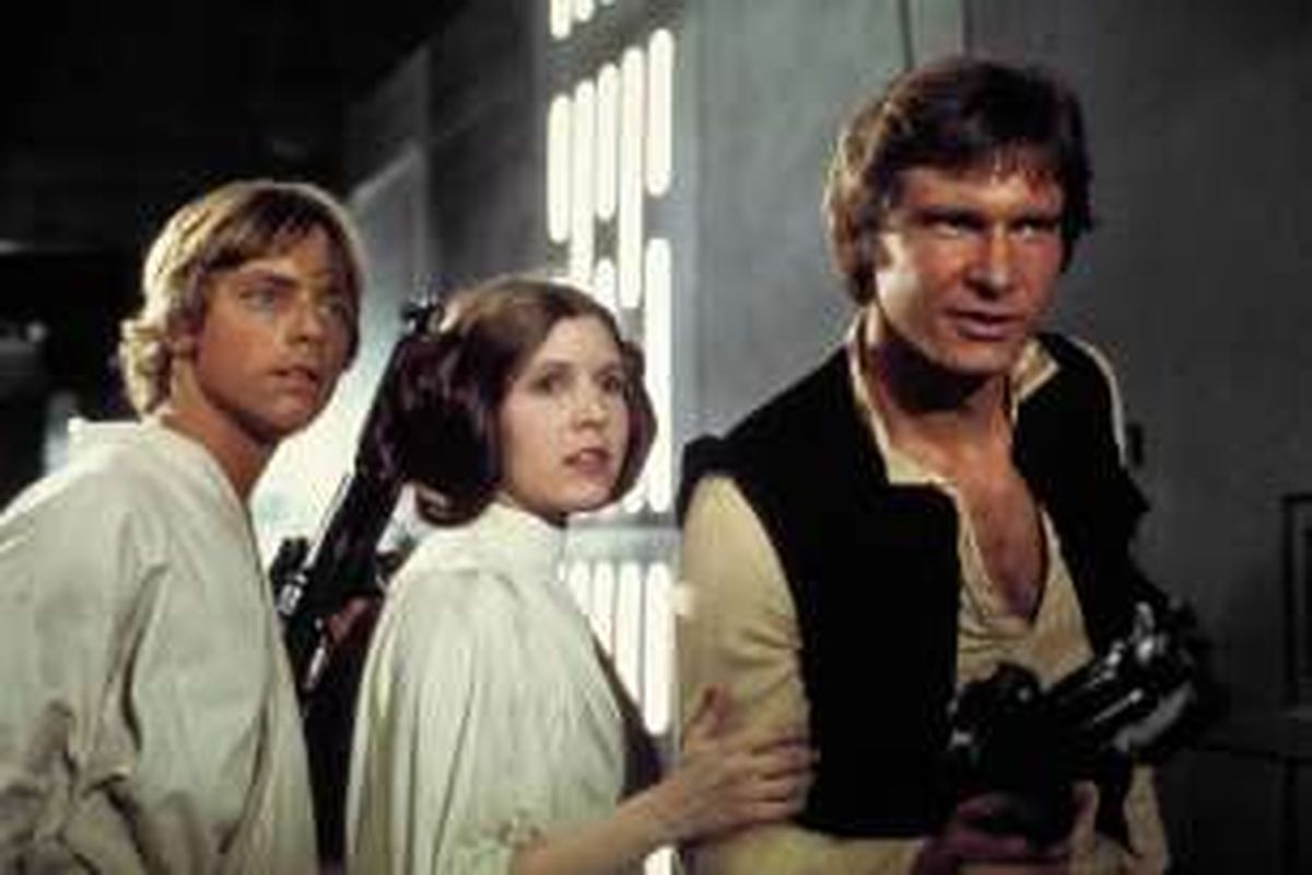 (Kiri ke kanan) Mark Hamill, Carrie Fisher, dan Harrison Ford beraksi dalam Star Wars: Episode IV - A New Hope (1977)