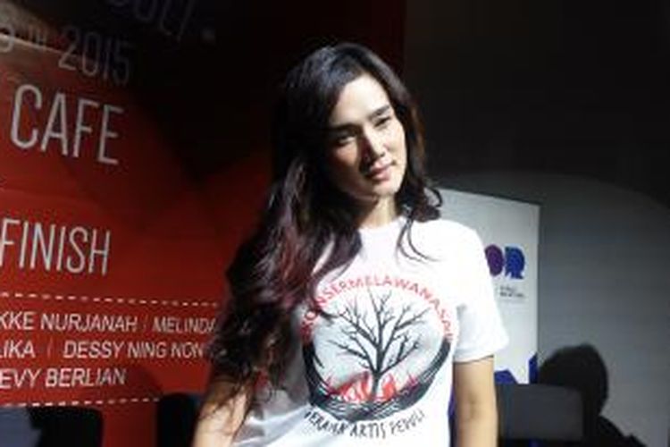 Mulan Jameela diabadikan usai jumpa pers konser Melawan Asap di Hard Rock Cafe, Jakarta Selatan, Senin (16/11/2015).