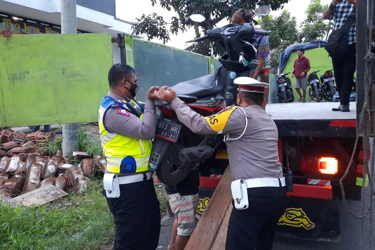 Foto-foto petugas Kepolisian Polresta Tasikmalaya menertibkan dan mengangkut ratusan motor pelaku balap liar memakai kontainer di Jalan Mashudi, Kota Tasikmalaya, Jumat (16/4/2021).