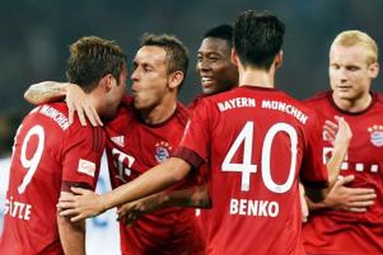 Gelandang Bayern Muenchen, Mario Goetze (kiri), merayakan golnya bersama rekan-rekannya seusai membobol gawang Inter Milan. 