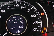 Berapa Jarak yang Bisa Ditempuh Saat Indikator Bensin Mobil Menyala?