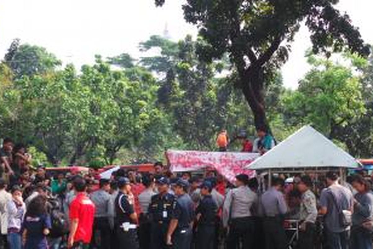 Puluhan pengemudi Metromini melakukan aksi unjuk rasa di depan Balaikota Jakarta, Kamis (1/8/2013). Mereka menuntut Gubernur DKI Jakarta Joko Widodo untuk mencopot Kepala Dinas Perhubungan DKI udar Pristono dan Kepala Bidang Angkutan Darat Dishub DKI Syafrin Liputo.