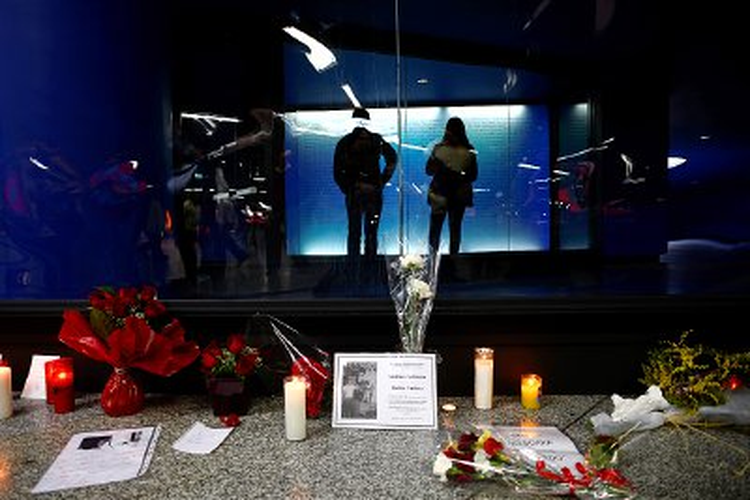 Sejumlah lilin, surat, dan bunga berjejer di sisi jalan kereta di Stasiun Atocha untuk mengenang korban peledakan bom kereta api di Madrid, Spanyol, Selasa (11/3). Peledakan bom yang terjadi tepat 10 tahun lalu itu menewaskan 191 orang dan melukai 1.800 lainnya. Bom itu diklaim kelompok teroris Al Qaeda yang mengatakan mereka menghukum Spanyol karena perannya membantu AS dalam perang Irak.