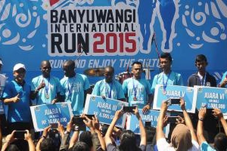 Pelari asal Kenya, David Mutai (29) menyabet juara pertama Banyuwangi International Run 2015 yang digelar Sabtu (17/10/2015). David Mutai menjuarai kategori 10 kilometer dengan catatan waktu 32 menit 6 detik. 